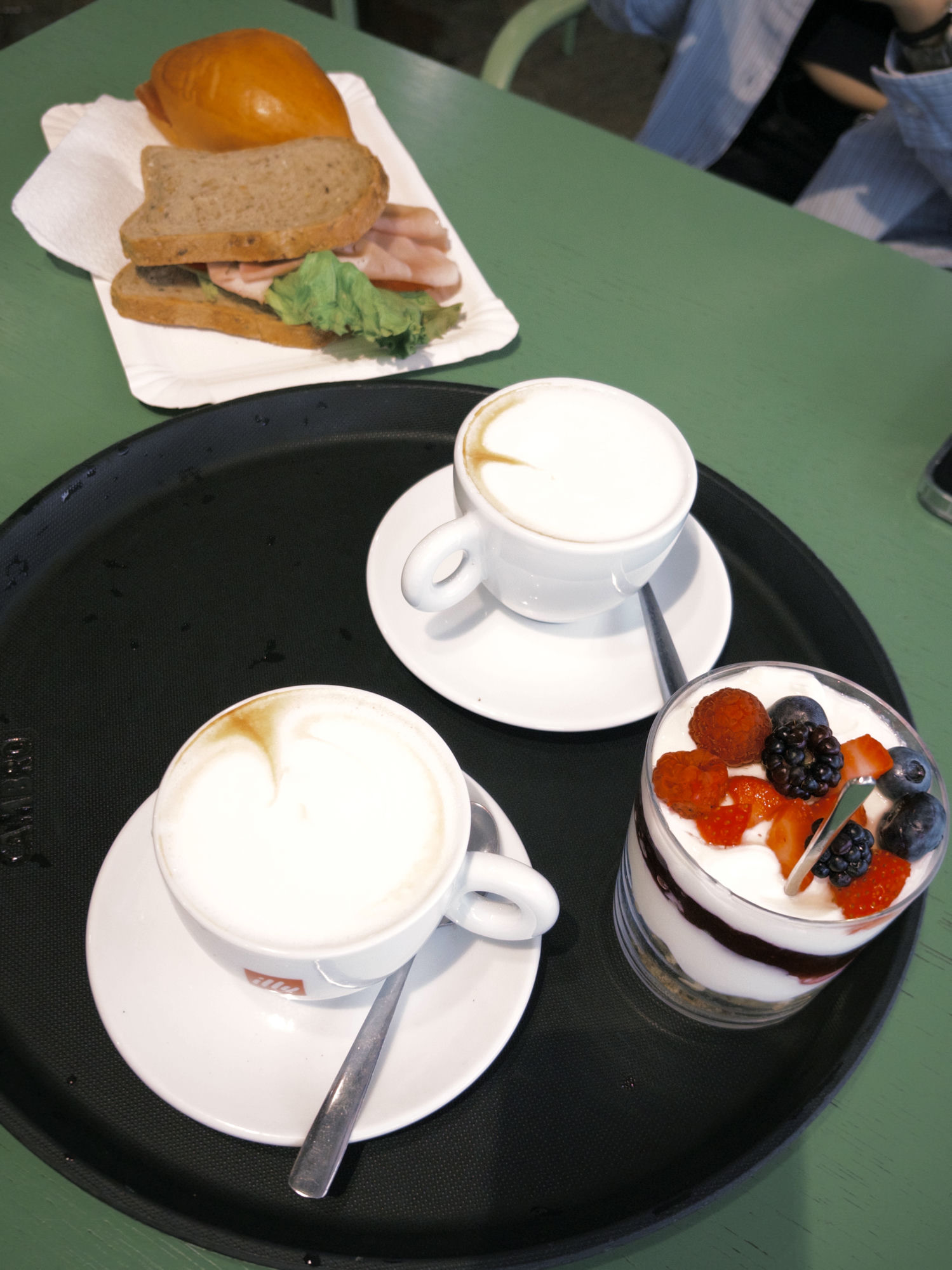 Ristò 的兩杯 cappuccino、莓果優格與火腿三明治